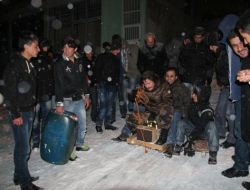 Gençler Caddeyi Buz Pistine Çevirdi, Kurum Müdürleri Eğlenceye Ortak Oldu