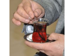 "Kıtlama Şekerle İçilen Çay Yemek Borusu Ve Mideye Zarar Veriyor"