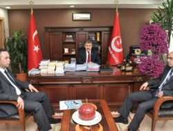 Sağlıkçılar: Diyanet Ve Emniyet Personeline Verilen Sabit Maaş Bize De Verilsin