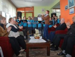 Yıldırımlı Öğrenciler Huzurevi Sakinlerini Ziyaret Etti