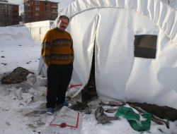 Van'da Bazı Depremzedeler Halen Çadırda Kalıyor