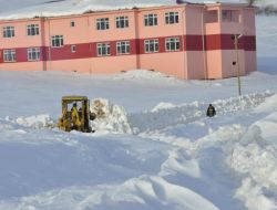 Çağlayancerit'te Yol Açma Çalışmaları