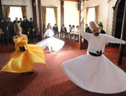 GENÇLER MEVLANA’YA YÖNELİYOR