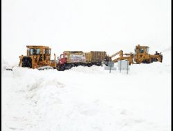 Belediye Kapanan Köy Yollarını Dozer Yardımıyla Açıyor