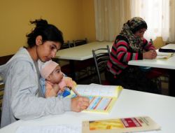 Kucağında Bebeğiyle Okuma Yazma Öğreniyor