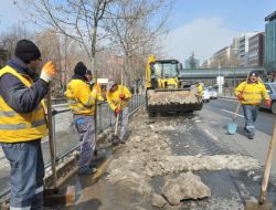 Cadde Ve Bulvarların Kenarlarındaki Karlar Temizleniyor