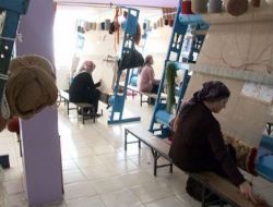 Sivaslı Kadınlar, El Hünerlerini Dokudukları Halılara Yansıtıyor