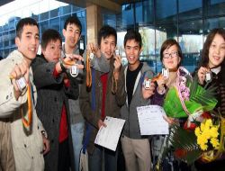 Brezilya'daki Olimpiyatta 16 Madalya İle Dönen Kazak-türk Lisesi Öğrencileri Almatı'da Çiçeklerle Karşılandı