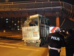 Tır Yaya Üst Geçidine Çarptı: 2 Yaralı