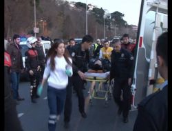 POLİSE OTOMOBİL ÇARPTI