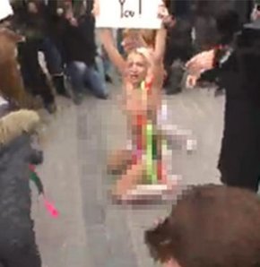 Femen kızlarından çıplak eylem!