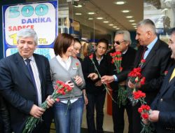 İzmir'deki Oda Başkanları Kadınlara Karanfil Dağıttı