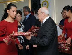 Konyaaltı Belediyesi Kadın Çalışanlara Hediye Dağıttı