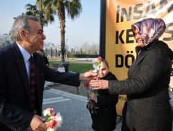 Başkan Kocaoğlu, Metroya Binerek Kadınlara Karanfil Dağıttı