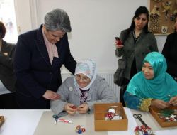 Afganlı Kadınlar Deri Parçalarıyla Süsleme Sanatını Öğrenecek