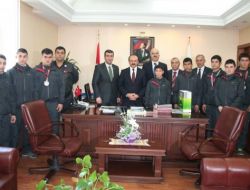 Kaymakam Özyiğit Şampiyon Haltercileri Ödüllendirdi