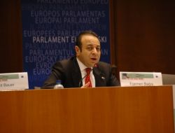 Egemen Bağış, AP’de Kadınlara Çiçek Dağıttı