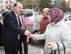 Polatlı Belediye Başkanı Çelik Kadınlara Çiçek Dağıttı