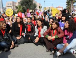 Polis Kadınların İzinsiz Yürüyüşünü Engelledi