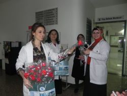 Şifa Hastanesi 'Kadınlar Günü'nde Bayan Çalışanlara Gül Dağıttı