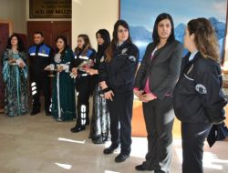 Hakkari'de Polisler Kadınlar Günü'nde Karanfil Dağıttı