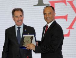 Başkan Uçar Ödülünü Bakan Günay'ın Elinden Aldı