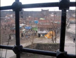 Sahabe Türbelerinin Yanı Başındaki Ahırların Yıktırılmaması Tepki Çekiyor