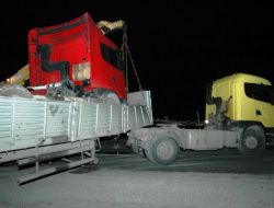 Bağlantı Noktası Kırılan Tır Karayolunu Trafiğe Kapattı