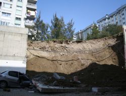 İzmir'de Bir Okulun İstinat Duvarı Çöktü