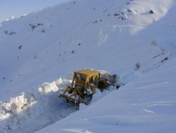 Kar Kalınlığı 3 Metreyi Bulan Köy Yolları Açılıyor