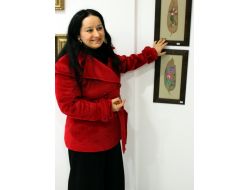 Fonu Yaprak Olan Resimlerini Sergiliyor