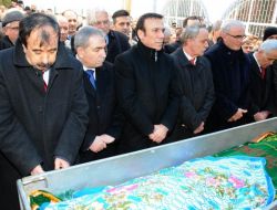 Tekkeköy Belediye Başkanı, Annesini Son Yolculuğuna Gözyaşları İle Uğurladı