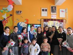 Öğrencilerden Karanfilli Kutlama