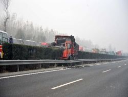 Çin'de Yüzlere Kamyon Zincirleme Kaza Yaptı