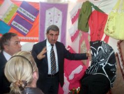 Evlerindeki Eski Elbiseleri Yeniye Dönüştürdüler