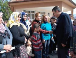 Vali Lekesiz'den Depremzedelere Çamaşır Makinesi