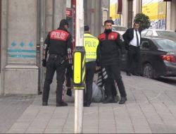 Başbakanlık Ofisinin Karşısında Gözaltı