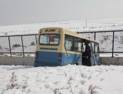 Dolmuş, Duvara Çarpıp Karşı Yöne Geçti: 1 Ölü, 9 Yaralı
