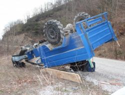 Lastiği Kopan Tarım Aracı Devrildi: 5 Yaralı