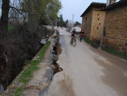 Karaöz Köylüleri Heyelanda Yarılan Yollarının Yapılmasını Bekliyor
