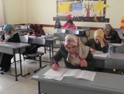 Çocuklarının Sırasında Sınava Girdiler