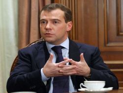 Medvedev'den İran'a Yaptırım Sinyali Verdi
