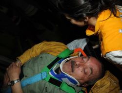 Araçta Sıkışan Sürücüyü Aks Kurtardı