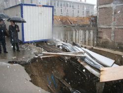 Yağmur Yağdı, İnşaat Alanı Bitişiğindeki Yol Çöktü