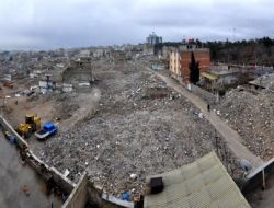 Kentsel Dönüşüm Bölgesinde Enkaz Kaldırma Çalışmaları Sürüyor