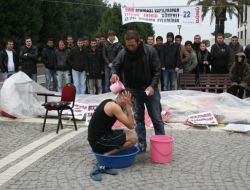 İzmir Büyükşehir Belediyesi'nin Atamadığı İtfaiyecilerden Banyolu Eylem