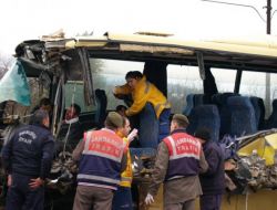 Öğrenci Servisi Tır İle Çarpıştı: 1 Ölü, 4 Yaralı