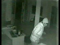 Hırsızlık Zanlıları,düşürdükleri Güvenlik Kamerası Görüntülerinden Tespit Edildi