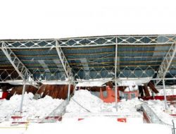 Kar Temizliği Yapılan Tribünün Çatısı Çöktü: 3 İşçi Yaralandı