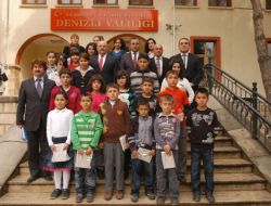 Denizli Valisi Demir, İstiklal Marşı’nı En İyi Okuyan Öğrencileri Ödüllendirdi